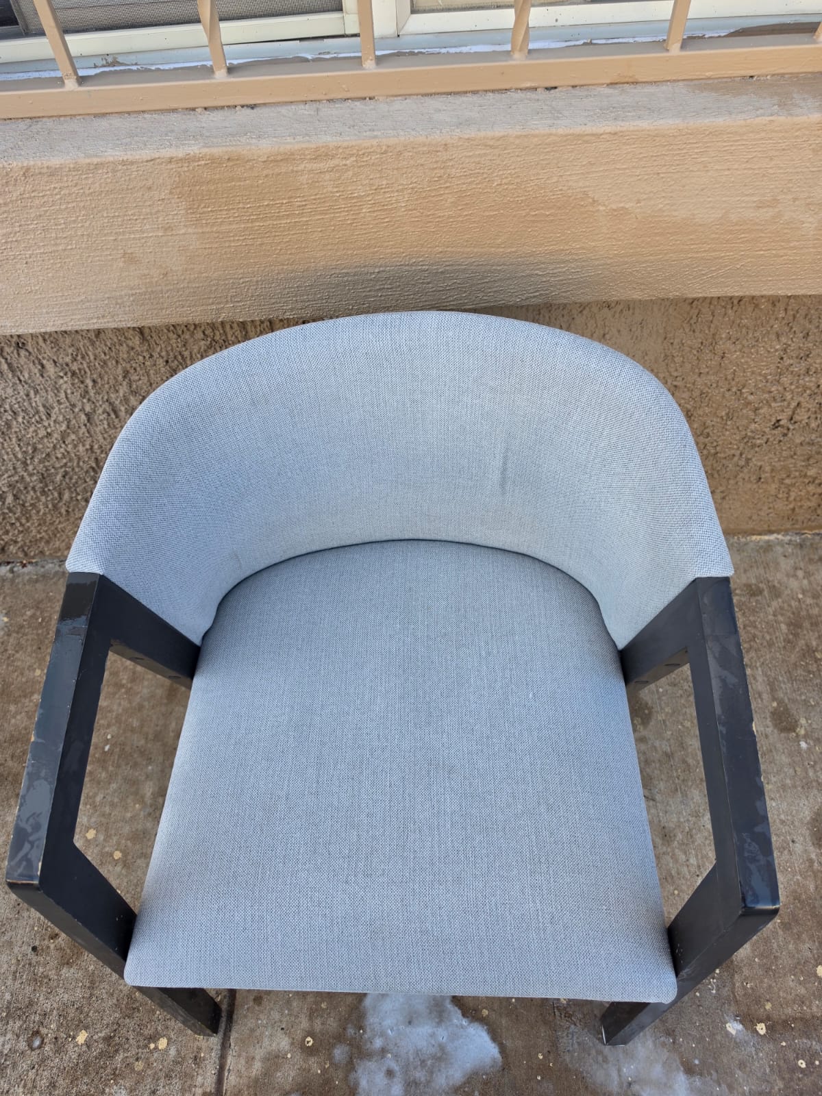 Silla tapizada mostrada por Q Cleaning Team